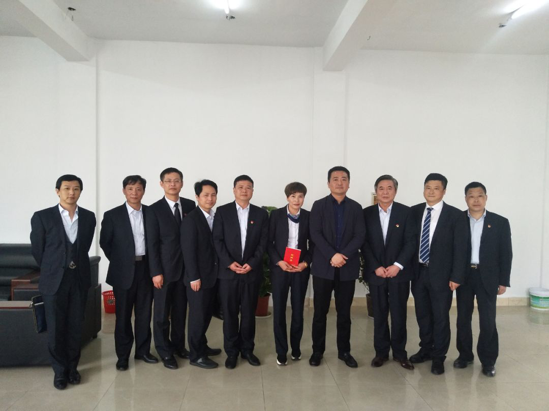 江西長(zhǎng)運(yùn)黨委書記、董事長(zhǎng)王曉看望慰問(wèn)“中國(guó)好人榜”獲得者李小英