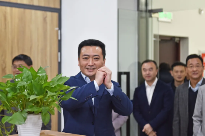 王曉向總部機關(guān)、都市城際公交干部員工拜年