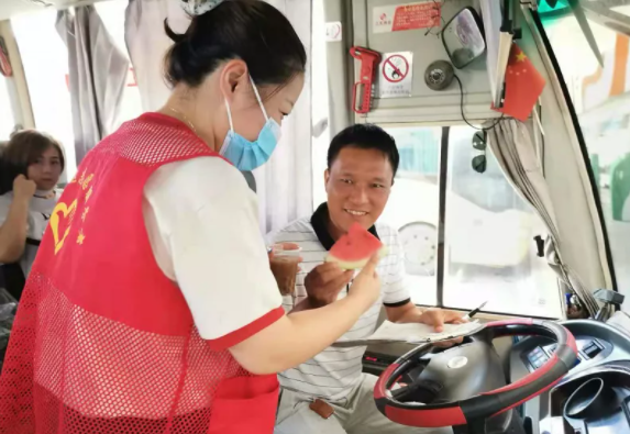 上饒客運(yùn)中心站開展夏日送清涼活動