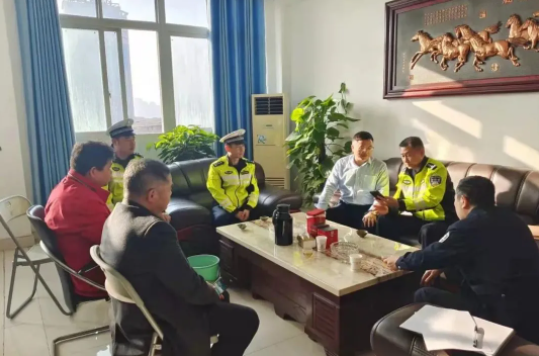 新余市公安局交警支隊調(diào)研新余公交、長運并召開座談會