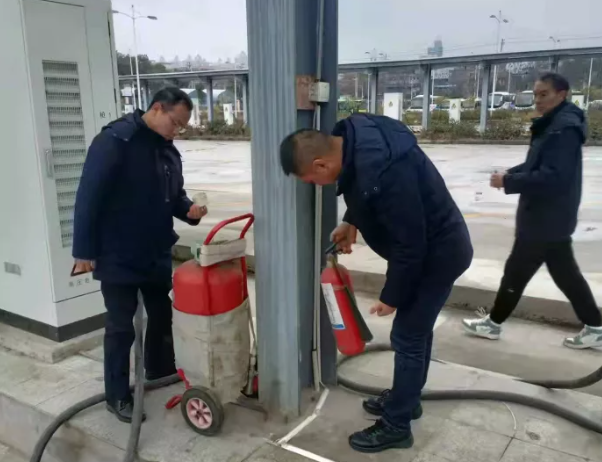 1月29日，南昌市迎來(lái)2022年第一場(chǎng)降雪。為進(jìn)一步防范雨、雪、冰凍等惡劣天氣對(duì)道路旅客運(yùn)輸?shù)牟焕绊?，避免各?xiàng)安全生產(chǎn)事故，都市城際公交成立了四個(gè)安全檢查組一早趕赴現(xiàn)場(chǎng)，對(duì)各單位應(yīng)對(duì)雨、雪寒潮天氣安全防范責(zé)任、防范措施的落實(shí)情況進(jìn)行督導(dǎo)檢查。檢查組重點(diǎn)對(duì)車(chē)輛安全例檢操作流程、車(chē)輛安全技術(shù)狀況，駕駛員從業(yè)資格證以及車(chē)輛