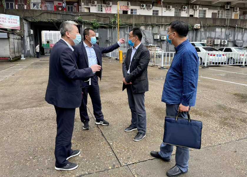 穆孫祥一行深入長運出租、都市城際公交青山客運分公司、加油站督導疫情防控工作