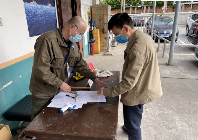 黃俊督導(dǎo)長(zhǎng)鴻物業(yè)、長(zhǎng)運(yùn)出租、都市城際公交疫情防控工作