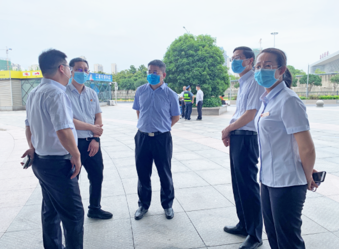 張小平督導(dǎo)長(zhǎng)途汽車西站復(fù)工復(fù)產(chǎn)、疫情防控及“端午節(jié)”安全運(yùn)輸工作