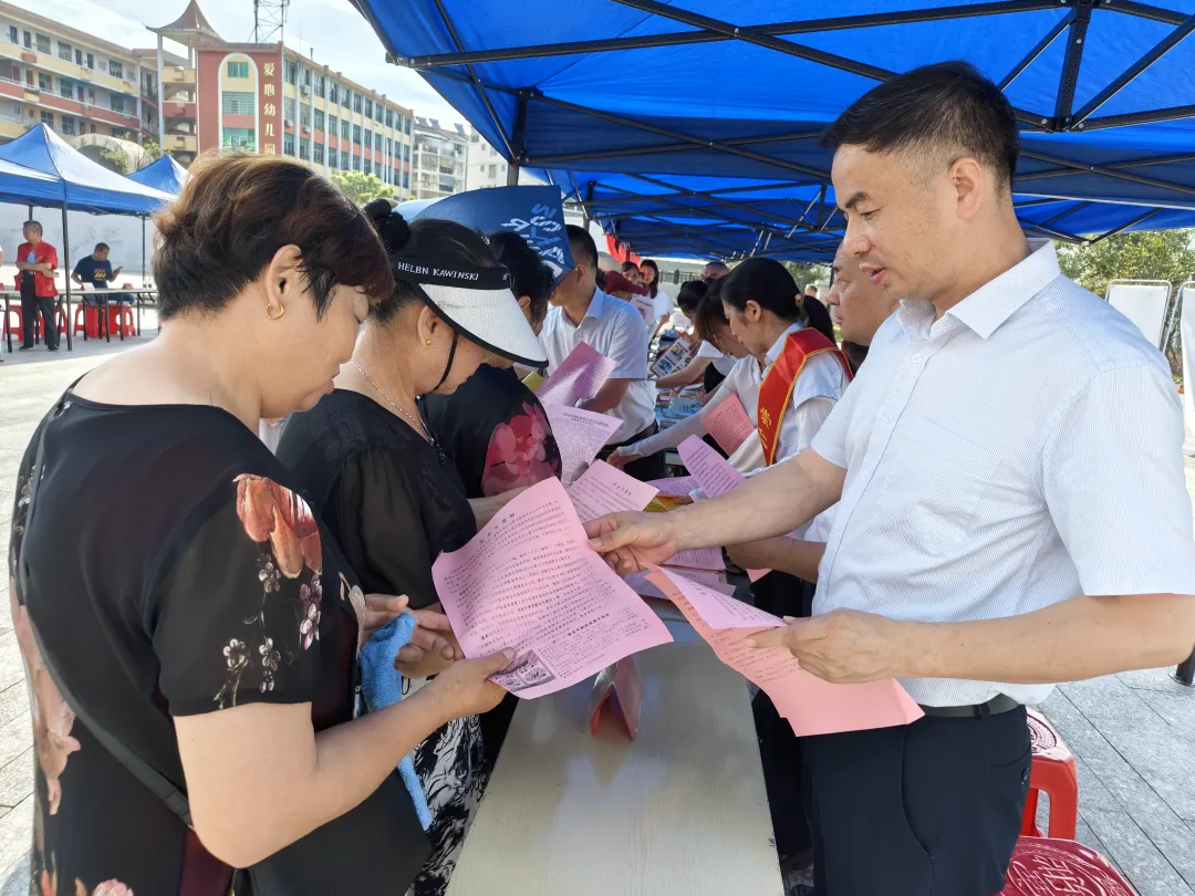 撫州長(zhǎng)運(yùn)：崇仁分公司開展“安全宣傳咨詢?nèi)铡被顒?dòng)