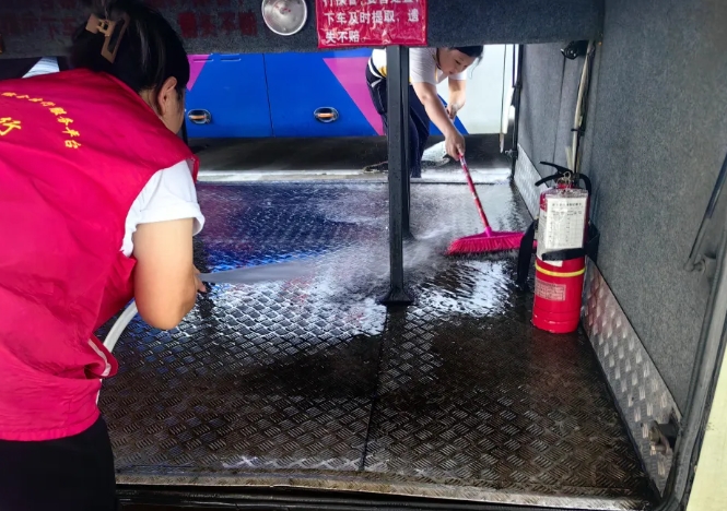 撫州長(zhǎng)運(yùn) 客運(yùn)分公司開展“展形象 促服務(wù) 大清洗”活動(dòng)