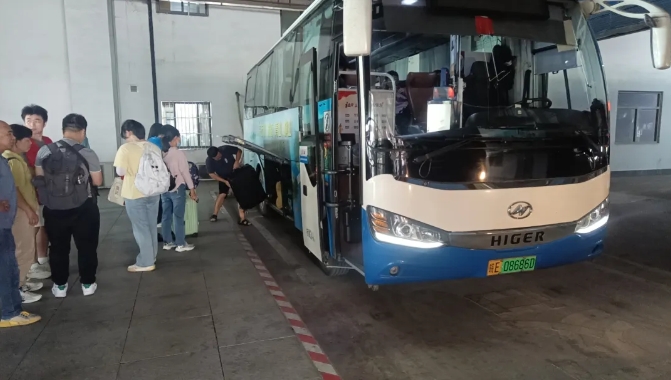 馬鞍山長(zhǎng)客：校園直通車溫暖護(hù)航大學(xué)新生報(bào)到