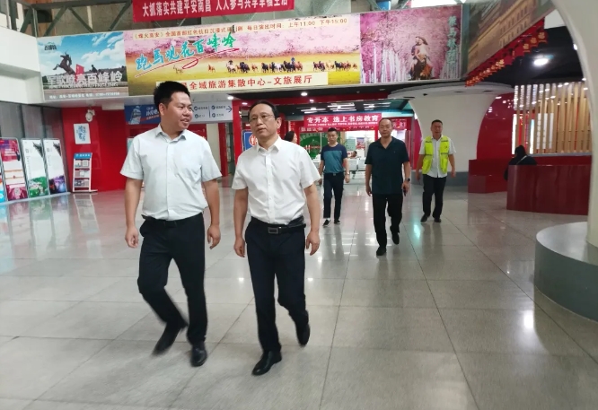 江西長運(yùn)開展文明創(chuàng)建及國慶期間社會(huì)環(huán)境布置工作檢查 劉志堅(jiān)帶隊(duì)