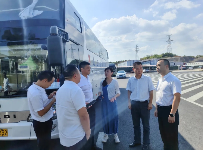 劉磊、占梁督導九江長運校園直通車工作