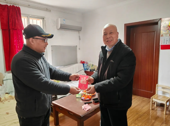 長(zhǎng)鴻物業(yè) 開展走訪慰問老黨員活動(dòng)