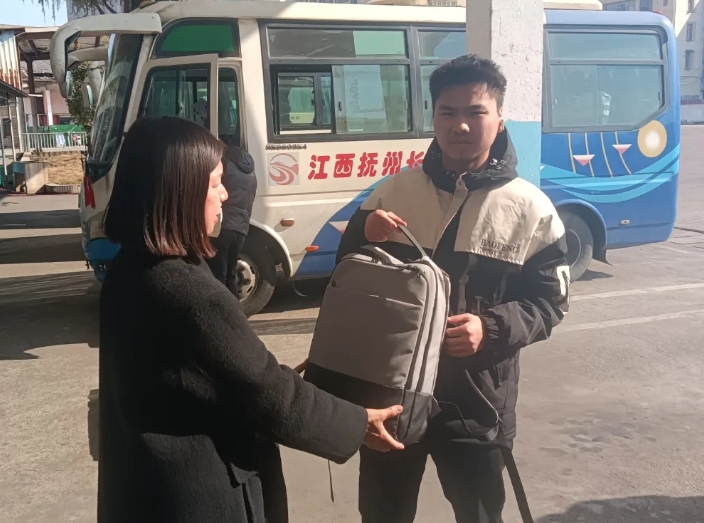 撫州長運：攜手民警 助學生尋回失物