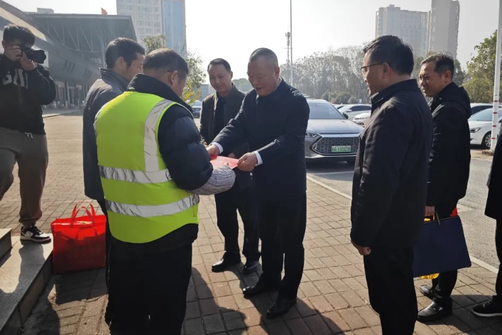 新余公司 新余市政府領(lǐng)導(dǎo)慰問新余長(zhǎng)運(yùn)一線困難員工