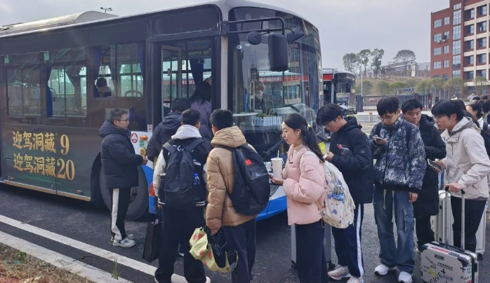 新余公交：開通公交專線 助力學(xué)生平安回家