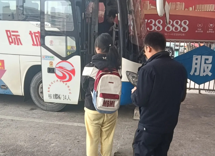 撫州長運：警民愛心接力 護送走失女孩回家