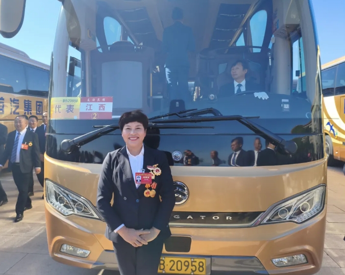 新余公交駕駛員李小英赴京接受全國(guó)勞模表彰