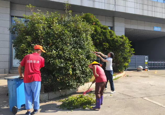 南昌長(zhǎng)途汽車(chē)站開(kāi)展站內(nèi)環(huán)境整治工作
